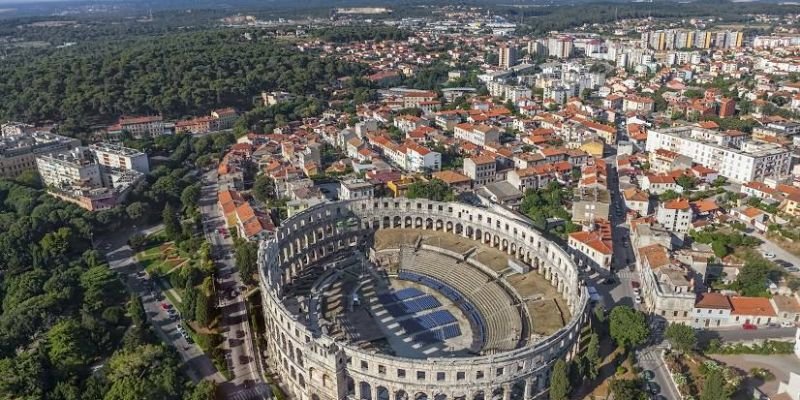 Easyjet Airlines Pula Office in Croatia